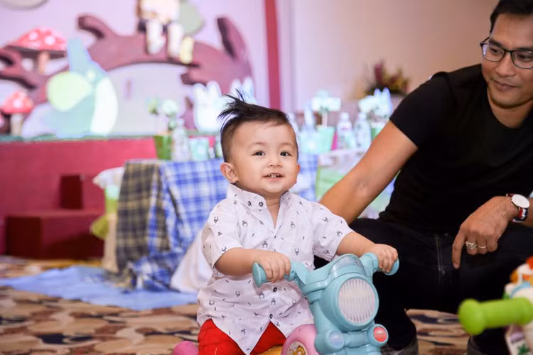 Ái Châu tiết lộ con trai dù buồn ngủ díu mắt từ chiều nhưng vẫn vui cười với mọi người và phụ bố mẹ tiếp khách đến tối mới lăn ra ngủ. 
