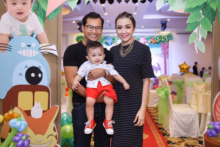 Bé Thiên An là con trai đầu lòng của vợ chồng Huỳnh Đông - Ái Châu. Cậu nhóc tròn một tuổi vào ngày 23/7 vừa qua. 