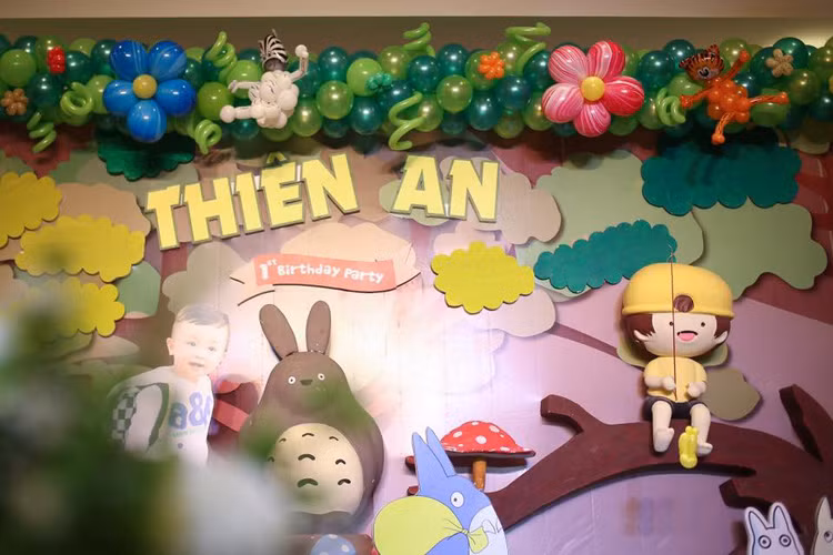 Trên trang cá nhân, Ái Châu đã chia sẻ loạt ảnh tiệc thôi nôi với không gian đầy sắc màu của con trai đến người hâm mộ. 