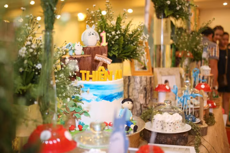 Để mừng thôi nôi cho thiên thần nhỏ của mình, Huỳnh Đông và Ái Châu đã tổ chức một bữa tiệc hoành tráng. 