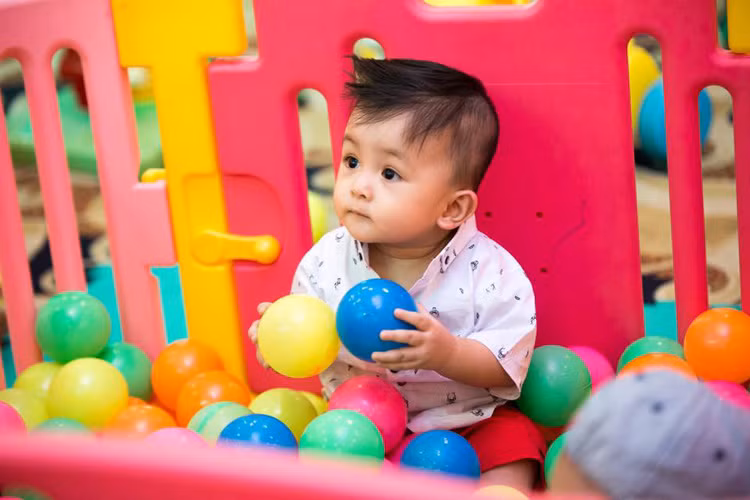 “Mẹ yêu em theo cách của mẹ và em yêu mẹ theo cách của em. Mẹ con mình yêu nhau theo cách riêng, và yêu nhau hoài đến suốt cuộc đời, em nha”, Ái Châu dành lời ngọt ngào cho con trai.