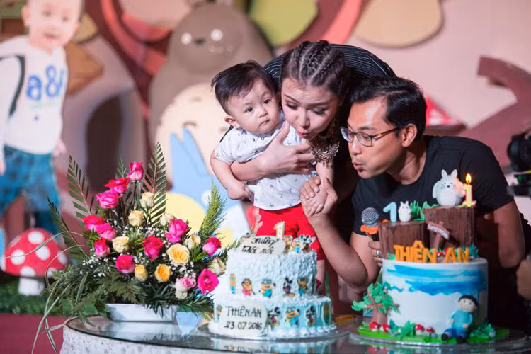 Gia đình Huỳnh Đông cùng nhau thổi nến mừng bé Thiên An tròn một tuổi. 