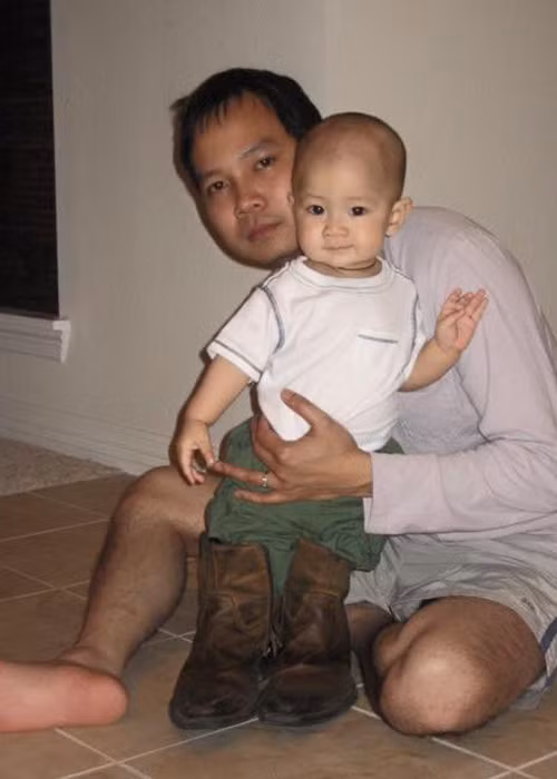 Một trong những khoảnh khắc đáng yêu của Chấn Hưng bên bố.