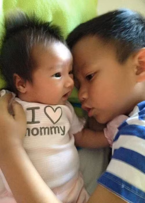 Nữ ca sĩ viết: “Mười năm trôi qua bao nhiêu niềm vui và hạnh phúc khi có con trong cuộc sống của bố mẹ, cũng chính là thời gian bố mẹ hạnh phúc vô vàn trong đời sống gia đình và con chính là màu nhiệm, sự kết nối tình yêu của bố mẹ dành cho nhau...".