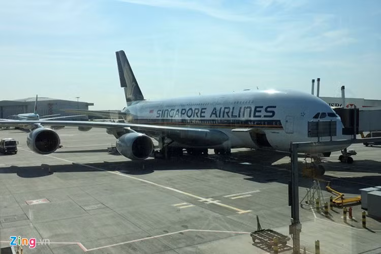 Hành trình bay của hãng hàng không Singapore Airlines từ Hà Nội đến được London (Anh Quốc) sẽ phải mất 2 chặng. Từ sân bay Changi (Singapore) đi London (Anh), hành khách sẽ được ngồi trên chiếc Airbus A380 hai tầng, lớn nhất thế giới hiện nay. 
