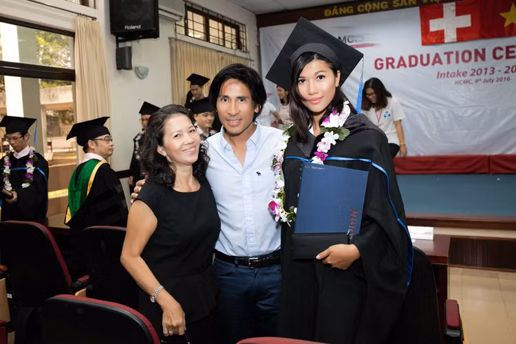 Chồng đại gia của Trang Lạ chúc mừng vợ đã hoàn thành xong chương trình học kinh doanh. 