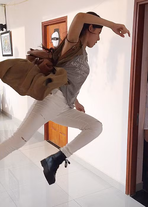 Dù đóng những cảnh quay hành động khó nhưng hot girl 8x lạc quan cho rằng “không gì là không thể nếu ta đủ nghị lực và niềm tin”.