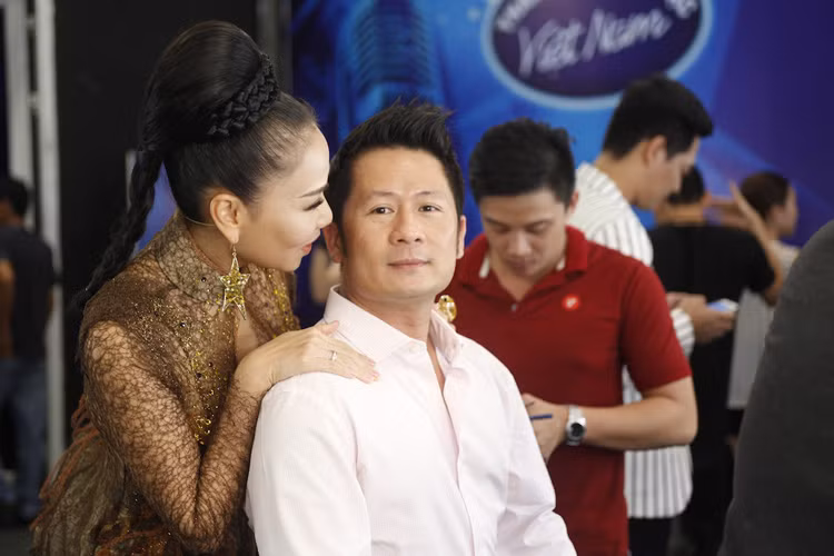 Ở hậu trường trước giờ chương trình lên sóng, hai giám khảo của Vietnam Idol 2016 vui vẻ trò chuyện. 