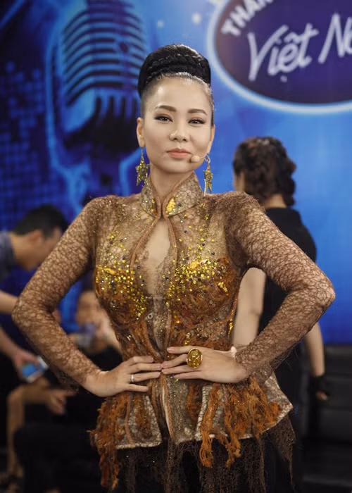 Trong đêm gala này, Thu Minh diện áo xuyên thấu được thiết kế độc đáo, khoe vẻ gợi cảm, quyến rũ. 