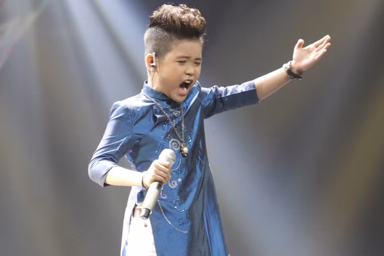 Một thí sinh khác mà Noo Phước Thịnh phải giành giật với hai ghế nóng còn lại là Trịnh Nhật Minh. Ở đêm thi, bé thể hiện ca khúc "Đá trông chồng" với giọng hát đầy nội lực.