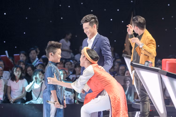 Đông Nhi khen Nhật Minh có giọng hát "khủng". Cô còn chiêu dụ thí sinh bằng cách hứa sẽ nấu những món ngon Hà Nội cho bé. Cuối cùng đội của nữ ca sĩ đã giành chiến thắng.