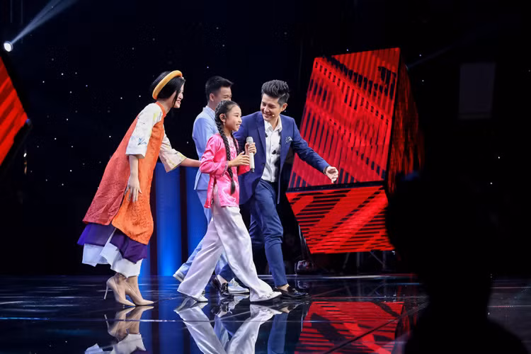Với lợi thế hoạt ngôn mềm mỏng như “rót mật vào tai” cũng như mang giọng hát của mình để thuyết phục, Đông Nhi là huấn luyện viên Thùy Dung chọn.