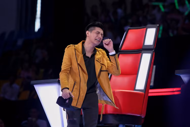 Ngay khi nghe thí sinh chọn về đội của mình, Noo Phước Thịnh mừng phát khóc và tặng bé một chiếc mũ làm quà.