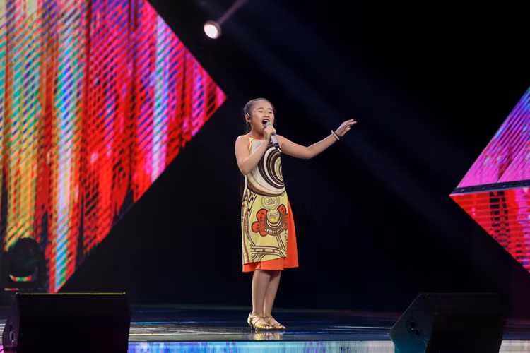 Tối 23/7, The Voice Kids 2016 có màn chào sân ấn tượng với nhiều tài năng nhí. Theo đó, “chích chòe” Khánh Ngọc khoe tiếng hát trong trẻo với ca khúc “Son”.