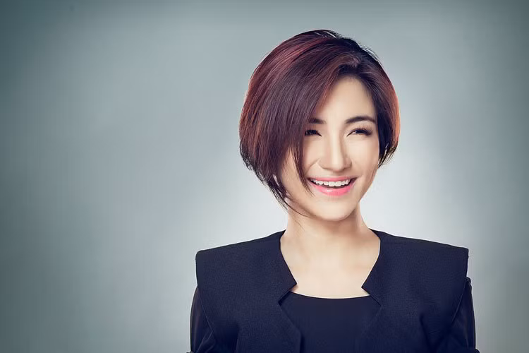 Sau khi rời Học viện Ngôi sao 2014 với ngôi vị quán quân, Hòa Minzy tích cực cho ra mắt các sản phẩm âm nhạc như: “Thư chưa gửi anh”, “Gửi”, “Giá như”... nhưng độ phủ sóng chưa dày đặc. 