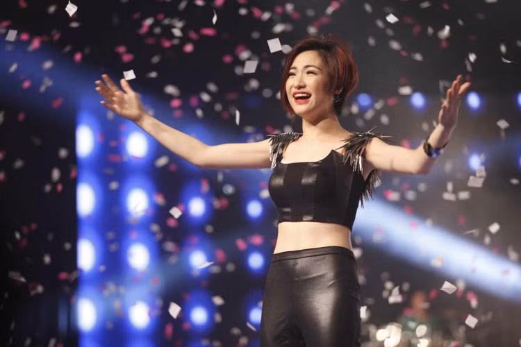 Với ngoại hình xinh xắn, dễ thương và đầy cá tính cùng giọng hát trong trẻo, Hòa Minzy vượt mặt Hoàng Yến Chibi trong đêm chung kết để trở thành quán quân Học viện Ngôi sao 2014. 
