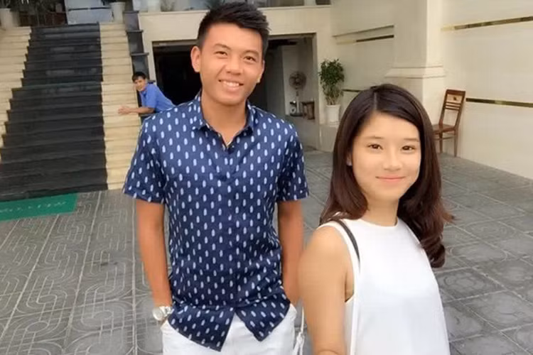 Hoàng Yến Chibi hiện vướng tin đồn hẹn hò “tay vợt vàng” Lý Hoàng Nam. Trên trang cá nhân, nữ ca sĩ 9x từng đăng tải những hình ảnh thân mật chụp cùng anh chàng vận động viên này. 