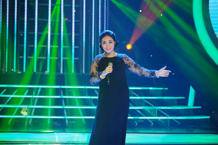Hòa Minzy thực sự được khán giả biết đến nhiều hơn với vai trò người chơi của chương trình Gương mặt thân quen 2016. 