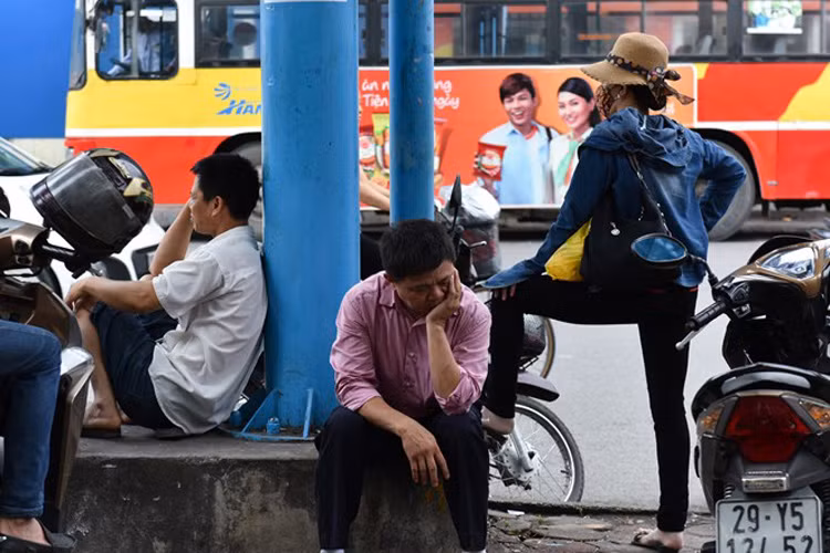 Tại cổng trường Đại học Bách Khoa Hà Nội, bất cứ chỗ nào sạch sẽ, có mặt phẳng đều được người nhà thí sinh tận dụng. 