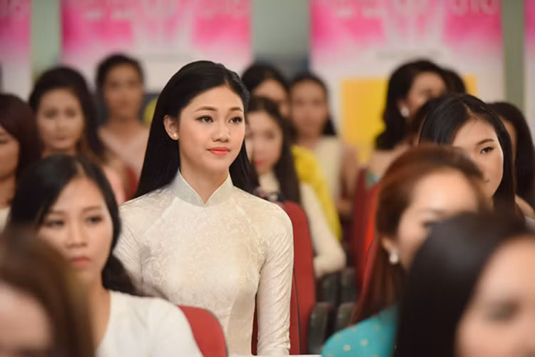 Ngô Thanh Thanh Tú được biết đến là em gái Á hậu Trà My (áo dài trắng). Hiện tại, Thanh Tú gây chú ý tại cuộc thi Hoa hậu Việt Nam 2016. (Ảnh: VOV) 