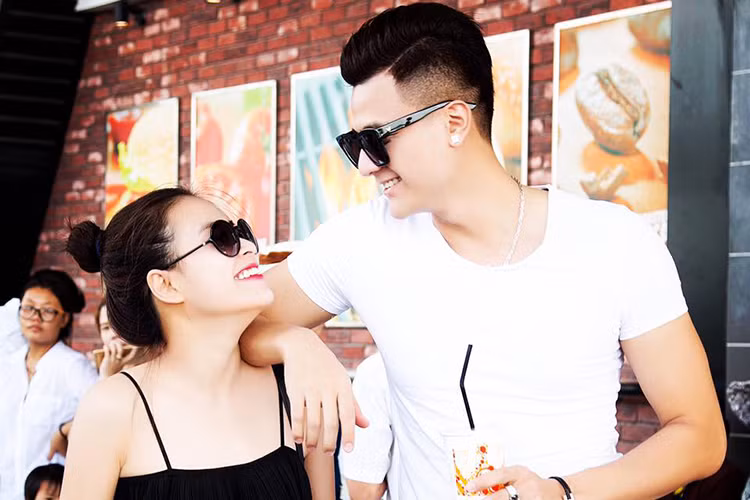 Gần đây, cặp đôi vướng nghi vấn bí mật ra nước ngoài hẹn hò. Cụ thể, cả hai đã cùng bay ra nước ngoài vào cùng một ngày.