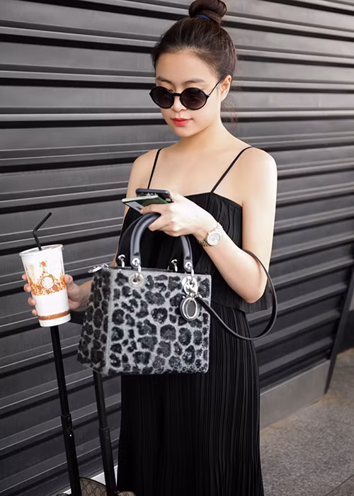 Hoàng Thùy Linh còn chuộng những phụ kiện tinh tế và hiếm khi khoe khoang đồ hiệu.