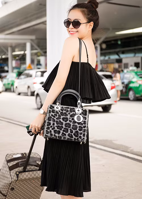 Dù sở hữu chiều cao khá khiêm tốn nhưng Hoàng Thùy Linh vẫn thu hút sự chú ý nhờ phong cách thời trang tinh tế.