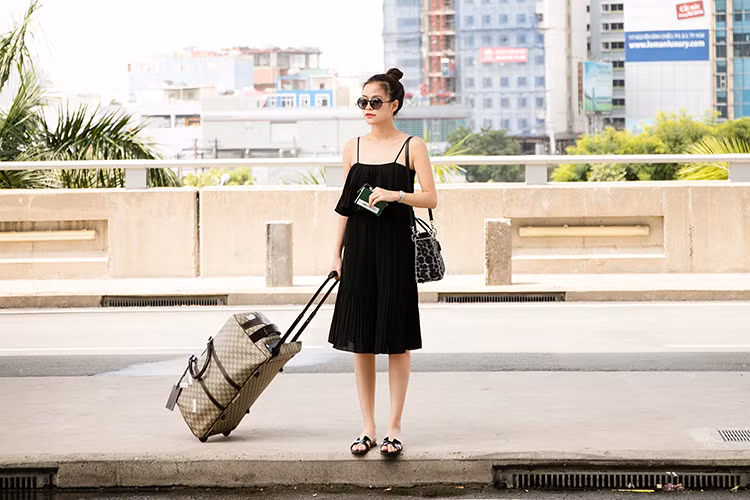 Nhờ gu thời trang tinh tế, mọi người chú ý tới nét đẹp trên cơ thể Hoàng Thùy Linh nhiều hơn là chiều cao.