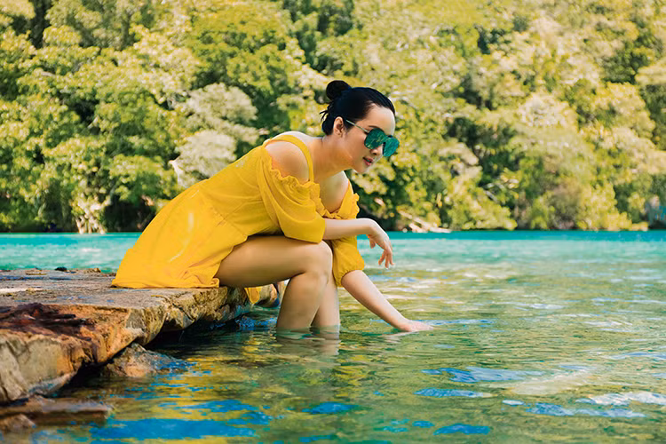 Giáng My trẻ trung, nô đùa giữa thiên nhiên trong chuyến đi đến quốc đảo Palau.