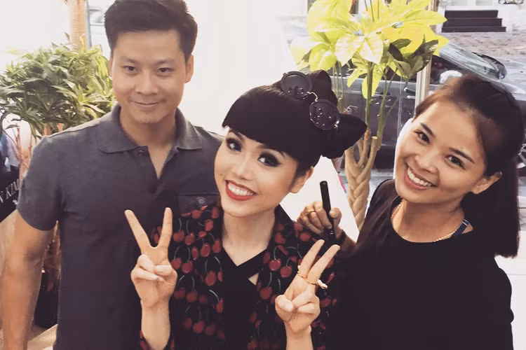 Hình ảnh Jessica Minh Anh bên ê-kíp trang điểm và làm tóc ở hậu trường trước giờ chương trình lên sóng.