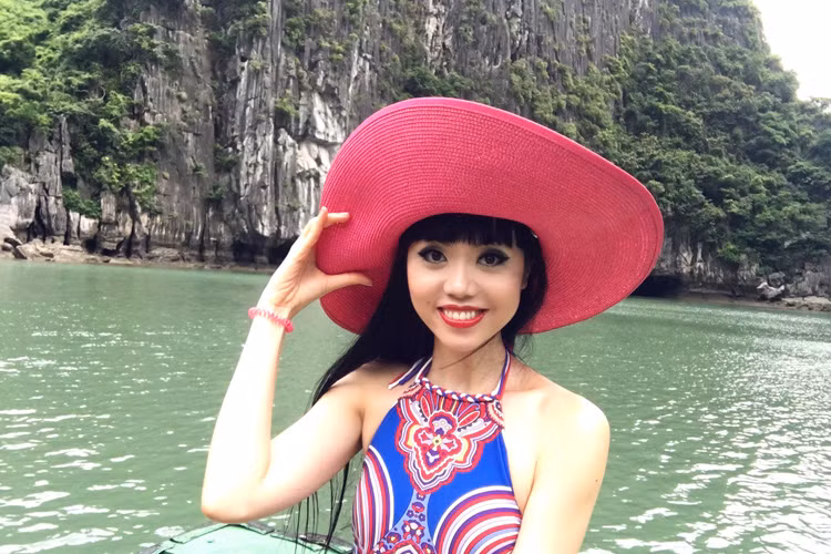 Vốn mong muốn khám phá vịnh Hạ Long, nữ người mẫu gốc Việt đã đặt chân đến nơi đây trong chuyến trở về nước lần này.