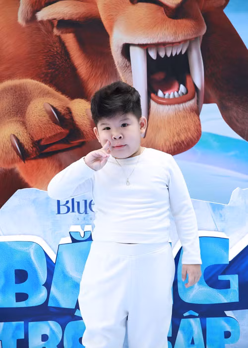 Bé A Pù - diễn viên nhí của "Bảo mẫu siêu quậy" đáng yêu tại buổi họp báo.
