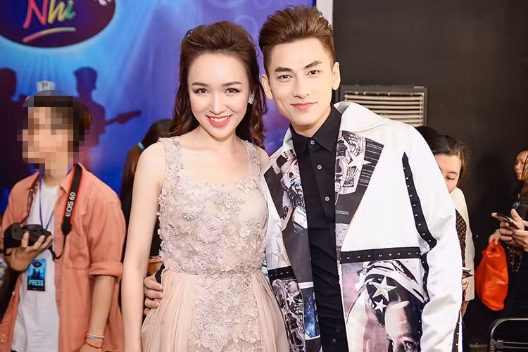 Trong đêm chung kết Vietnam Idol Kids vừa qua, Thảo My đảm nhận vai trò dẫn chương trình. Ở hậu trường, nữ MC thân thiết ca sĩ Isaac. 