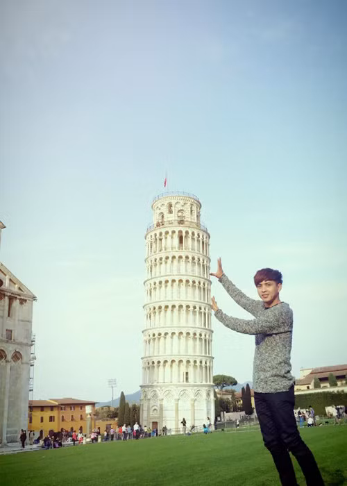 Hình ảnh Hồ Quang Hiếu bên tháp nghiêng Pisa trong chuyến du lịch Italy.