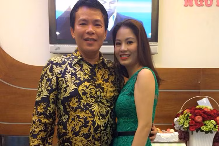 Huệ Minh hiện có cuộc sống hạnh phúc bên ông xã khác nghề nhưng luôn ủng hộ vợ và hai cô con gái Hồng Lê và Hạt An. (Ảnh: Zing) 