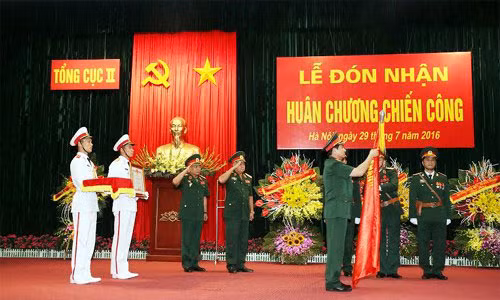 Tong cuc Tinh bao Quoc phong don nhan Huan chuong Chien cong