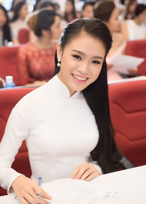 Phùng Bảo Ngọc Vân đến từ Hà Nội. Cô cao 1m72, nặng 52kg và sở hữu số đo ba vòng: 83-63-93. 