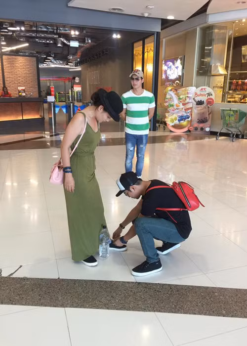 Nam diễn viên cũng không ngần ngại ngồi xuống chỉnh lại giầy của Ngọc Lan. Những hành động nhỏ của Thanh Bình dành cho bạn gái khiến nhiều người “ghen tị” với Ngọc Lan.