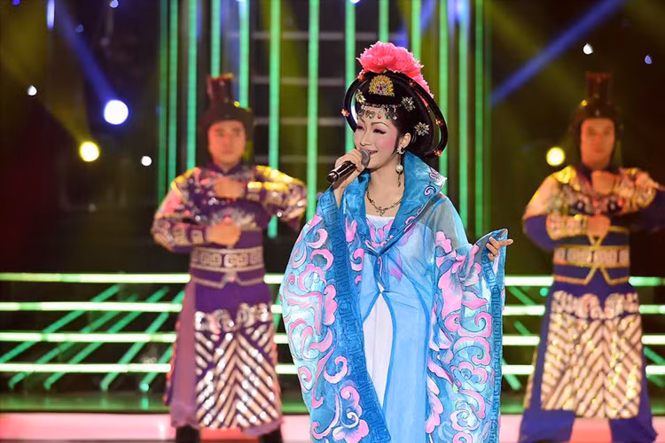 Quán quân Học viện ngôi sao 2014 cũng có màn trình diễn xuất sắc trong đêm thi thứ 8. Theo đó, cô đã hóa thân Lý Ngọc Cương với ca khúc “Tình nhi nữ”.