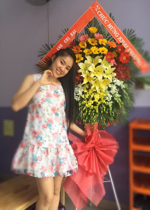 Sau lùm xùm hôn nhân tan vỡ, Lê Phương có sự nghiệp ngày càng rộng mở. Ngoài làm nghệ thuật, nữ diễn viên sinh năm 1985 còn thử sức kinh doanh. Tháng 6/2016, Lê Phương mở một quán ăn nhỏ để kinh tế thêm vững chắc. 