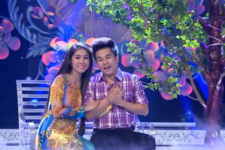Bà mẹ một con còn khiến nhiều bất ngờ với tài năng ca hát của mình. Trong một số chương trình, Lê Phương tự tin thể hiện các nhạc phẩm Bolero. Được biết, Lê Phương từng song ca với Quý Bình trong chương trình truyền hình “Solo cùng Bolero”. 