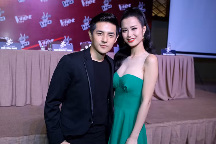 Sự xuất hiện của cặp huấn luyện viên của The Voice Kids 2016 ngay lập tức thu hút ống kính phóng viên.