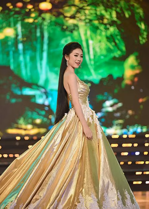 "Bản sao" Hoa hậu Nguyễn Thị Huyền sở hữu vẻ đẹp đậm chất Á đông với gương mặt tròn trịa, phúc hậu. Kiều Vỹ còn tạo ấn tượng với hình thể khá chuẩn (chiều cao 1m71 và số đo ba vòng: 83-61-90). 