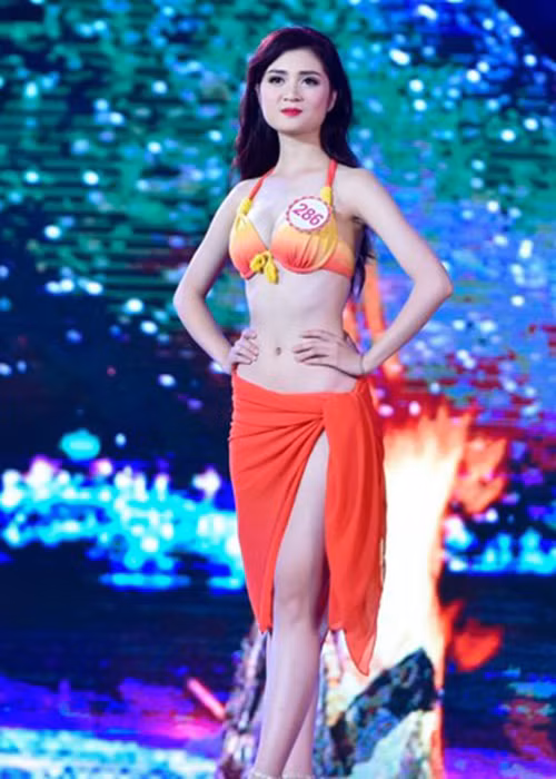 Hình ảnh thí sinh sở hữu vòng eo 56 trong đêm chung khảo phía Bắc cuộc thi diễn ra tối ngày 17/7.