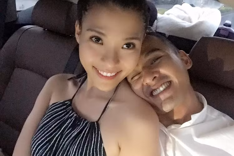 Mới đây, trên trang cá nhân, Lương Thế Thành không ngần ngại dành lời ngọt ngào cho bà xã Thúy Diễm trong ngày sinh nhật. Theo đó, nam diễn viên xin lỗi vợ rất nhiều vì không thể ở bên cô trong ngày này vì công việc. Anh hứa năm sau sẽ dành toàn bộ thời gian để cùng Thúy Diễm đón sinh nhật.