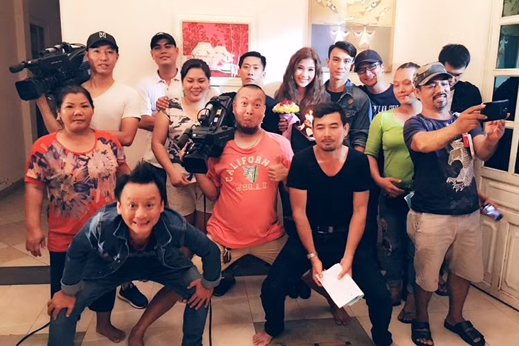 Không đón sinh nhật cùng ông xã nhưng Thúy Diễm vẫn rất vui vẻ mừng tuổi mới bên đoàn làm phim "Mùi đời" trên trường quay.
