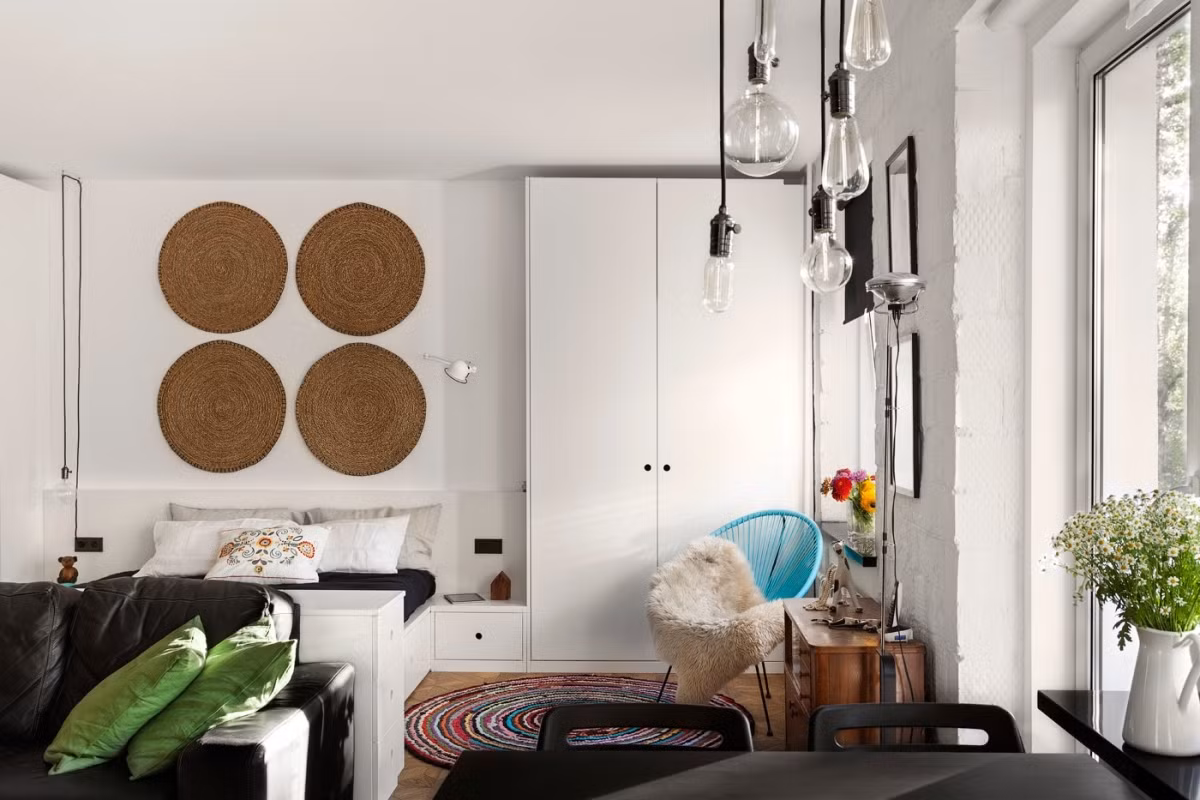 Bức tường và vài chi tiết màu trắng làm rõ sự tương phản mạnh mẽ trong không gian.