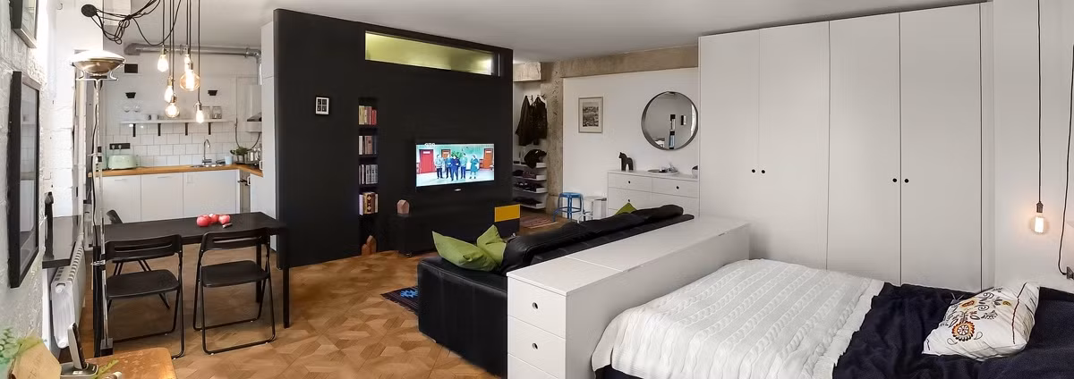  Căn hộ sử dụng cấu trúc màu đen ở trung tâm từ tủ, ghế sofa cho đến giường ngủ tạo nên một không gian đầy cá tính, nổi bật.
