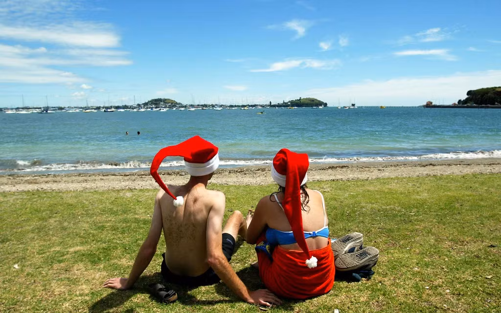 Giáng sinh ở New Zealand như một kỳ nghỉ hè thông thường, với tiệc nướng và món tráng miệng mát lạnh. Mọi quảng cáo đều bị cấm chiếu vào ngày Giáng sinh. Thay vì sử dụng cây thông để ăn mừng dịp lễ, người New Zealand ưa chuộng cây pōhutukawa và rātā - hai loại thực vật nở hoa đỏ vào tháng 12. Trong văn hóa Maori, những bông hoa đỏ thắm này tượng trưng cho dòng máu của Tawhaki - người đã chết trên thiên đường để trả thù cho cha mình.