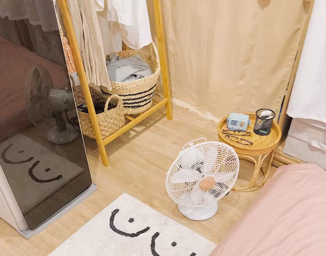 Đồ trang trí chị đặt mua khá lâu nên thời gian trang trí cũng kéo dài. “Để làm căn phòng này, tôi phải mất cả tháng mới hoàn thiện”, chị nói.